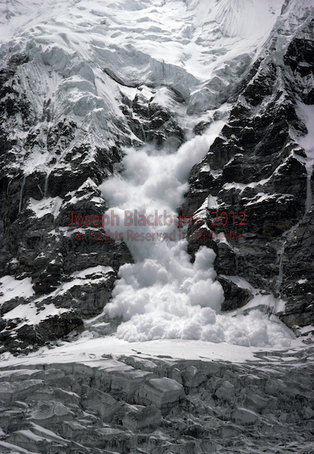 Avalanche roars down 